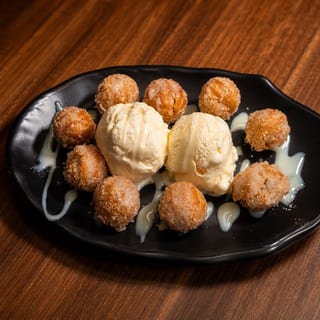 Churro With Cajeta & Ice Cream / Churro Con Cajeta & Nieve