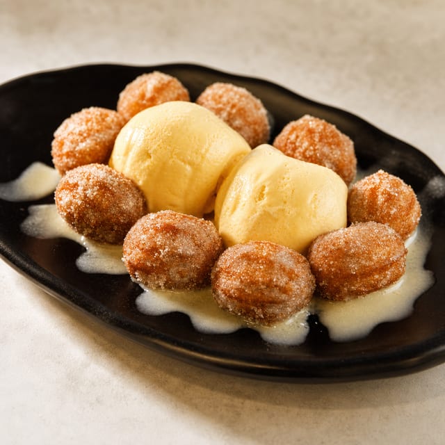 Churro With Cajeta & Ice Cream / Churro Con Cajeta & Nieve.